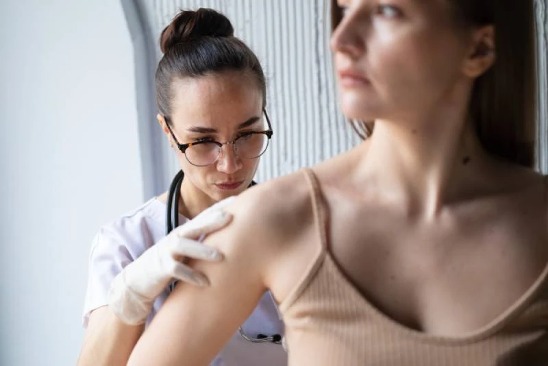 درمان تیرگی و ضخیم‌شدن پوست در هر ناحیه بدن با وایتنینگ تخصصی کلینیک آذین